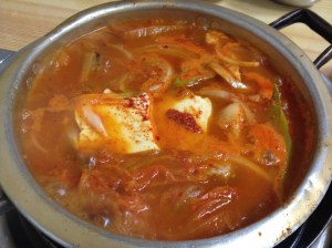 본점 김치찌개는 거의 범어점 김치찌개와 유사한 모습을 보인다