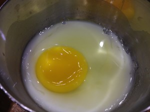 약간 궁중음식 느낌의 수란. 원래는 식초를 넣은 끓는 물에 국자 등으로 모양을 잡아 만들지만 여기는 쪄서 만드는 듯하다