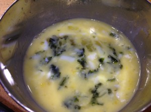 국물과 김을 넣어서 애피타이저로 먹는 방법이 일반적이지만 그냥 후루룩 먹거나 밥과 비벼서 먹어도 맛있다고 한다