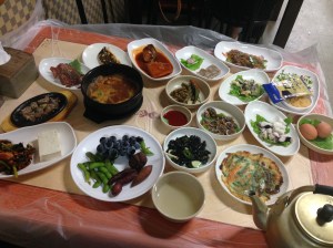 '첫 주전자'를 시켰을 때 나오는 음식들이다. 그야말로 한 상 가득이다