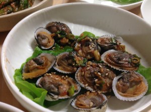 그때그때 제철 재료들로 성의있게 만들어 준다. 제철은 아니었지만 경상도에서 쉽게 보지 못하는 꼬막찜