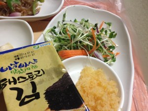 개별 포장된 김에 날치알, 무순까지 다양한 식감을 맛볼 수 있다