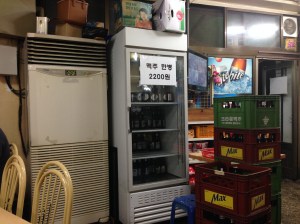 가게에서 파는 '가정용 맥주' 가격에 사서 테이블에서 먹을 수 있다