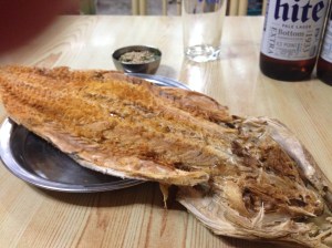 처음에는 크기에 압도되지만 이후에는 식감에 무릎을 꿇을 수밖에 없다