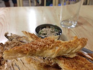 크기를 보면 다소 질기거나 딱딱할거 같지만 손을 살짝만 대어도 바로 먹기좋은 크기로 분리된다