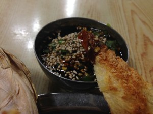 고소하고 폭실한 황태의 식감에 짭쪼름하고 칼칼한 소스가 더해지면 트리플악셀의 쾌감이 전해진다