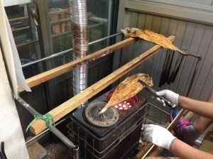 황태포는 연탄불에서 시간을 들여 정성스레 구워서 판다