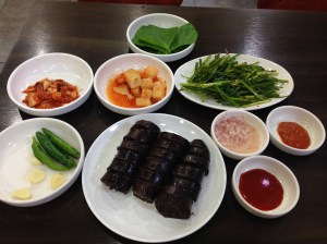 밑반찬은 수수한 편. '고춧가루 섞인 소금'을 주는 '경상도식' 양념 대신 초장을 주는 것이 특이하다