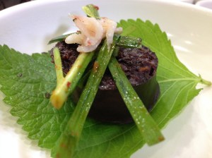 다소 느끼한 식감을 부추 겉절이가 한번 잡아주고 깻잎 특유의 거친 고소함이 느끼함을 포용해 버린다