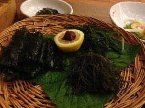 미역과 해초, 레몬 위에 올려진 앙증맞은 쌈장