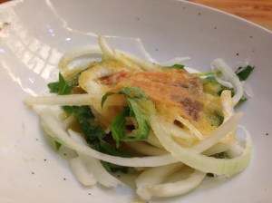 새콤한 소스가 끼얹어진 양파채