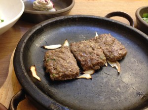 뜨거운 돌판에 올려져 나오는 한우 떡갈비