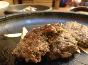 쇠고기만 사용하다 보니 아무래도 좀 기름진 맛은 부족한 경향이 있고 좀 느끼해지는 면도 있다