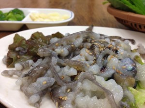 낙지를 도마에 올린 뒤 식칼로 탕탕 내리쳐서 만든다는 '낙지탕탕'. 계란 노른자를 넣어 주지는 않았다