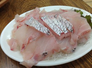 풍성하게 쌓인 민어회 한접시. 혼자 먹기엔 양이 좀 많다