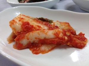 전라도 김치답지 않게 많이 짜지 않으면서 시원해 갈치찜과 잘 어울린다