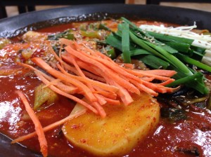 큼지막한 갈치와 감자 위에 각종 야채와 양념장이 아낌없이 들어 있다. 감자와 함께 호박 역시 큼직하게 들어 있어 달짝한 감칠맛을 강화한다