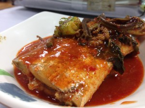 시래가와 고사리, 고구마 줄기 등을 듬뿍 넣는 것이 목포 갈치찜의 특징이라고 한다