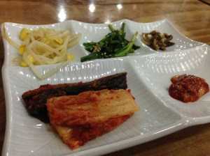 묵은지와 그 뒤에 숨어 있는 갓김치. 한 켠에는 젓갈도 숨죽이며 숨어 있다