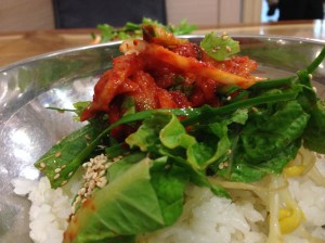 참기름 두른 밥에 척 올려서 즉석에서 비벼 먹으면 그제서야 조금씩 숨이 죽는 야채와의 식감도 잘 어우러진다