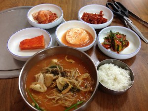 여수에는 당연히 나올거같던 갓김치가 없는 점이 아쉽지만 무김치를 중심으로 장어탕과 잘 맞는 밑반찬들이다