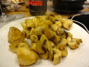 스테이크 먹는 중간에 나온 양송이 볶음. 버터로 맛을 낸 듯했다