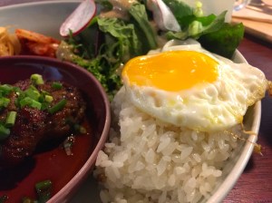 비싼 쌀을 썼다고 하는데, 사실 밥과 계란후라이 모두 맛있었다