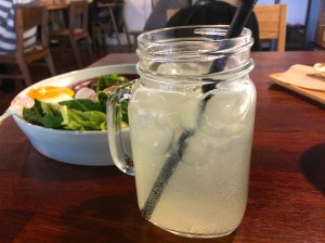 점심시간에는 식사를 주문하면 음료를 반값에 마실 수 있다