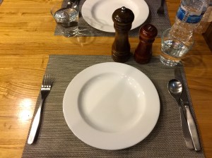 '미리 예약을 한' 사람수대로 테이블이 세팅되어 있다