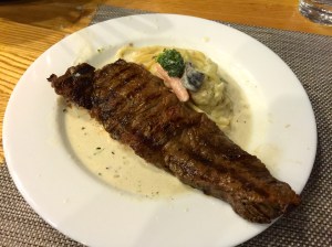 스테이크를 먹던 크림스튜와 함께 먹으면 소스가 따로 필요없다