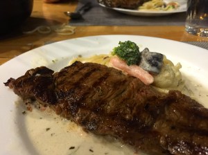 적당히 잘 구워진 스테이크