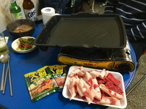 테이블당 5천원을 내면 근처 정육점에서 고기를 사 와서 구워먹을 수 있게 불판을 준다