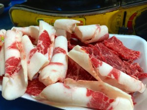 조그마한 시장에 정육점이 세 곳이나 있다