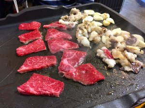 차돌박이로 기름을 적당히 내다가 살치살을 구워 보자