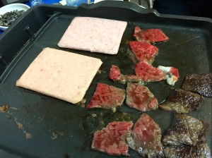 근처 슈퍼에서 스팸을 사서 같이 구웠는데 요즘 슬라이스 치즈처럼 저런 형태의 스팸도 1500원에 판매하고 있다