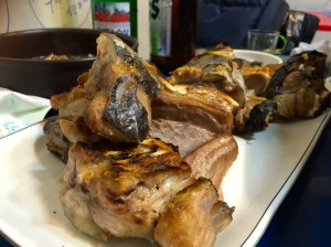 큼지막한 꼬리살들을 오븐 느낌의 생선구이기에서 구워 느끼한 기름은 빠지고 담백한 맛에 엄청난 양을 자랑한다. 만4천원