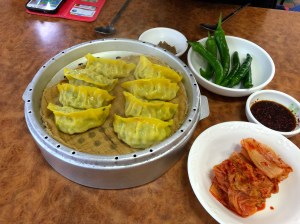 단호박으로 만두피를 만든 손만두