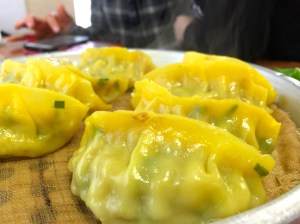 찜기 위에 김이 설설 나는 상태로 나온다