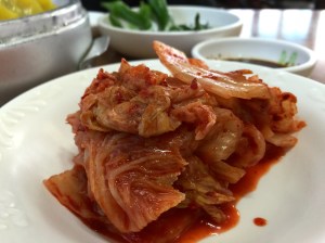 그래도 이렇게 오랜 전통의 국수집에서는 묵은지를 먹는 것도 괜찮은 듯하다