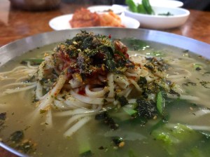 볶은 고기가 칼국수에 풍부한 숨은 맛을 준다