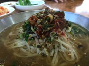 면을 삶은 뒤 씻어내서(?) 약간 미지근한 국물에 말아준다