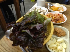 시장표 식당답게 신선한 쌈채소도 듬뿍 준다