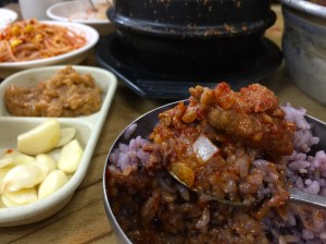 양념장과 고기를 밥에 쓱싹 비벼서 먹어도 별미