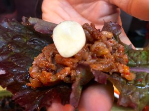 상추나 깻잎 위에 찜갈비를 얹고 마늘이나 고추, 쌈장을 올려 먹는 것이 일반적인 방법