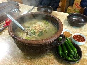 네명 정도가 가면 큰 항아리같은 냄비에 칼국수를 듬뿍 담아서 준다