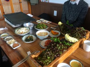 최유선 암소 식육식당처럼 길쭉한 나무 쟁반에 쌈야채가 담겨져 나온다