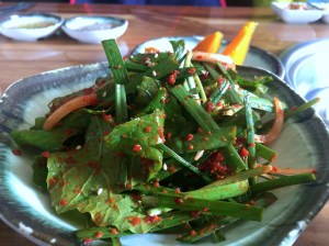 오리고기의 찰떡궁합 부추 겉절이. 썩 뛰어나진 않았다