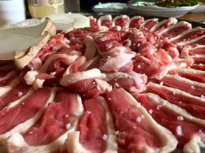 고기가 선홍색의 신선한 느낌. 생오리가 맞는 듯하다