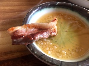 생오리는 기름장에 찍어 먹고