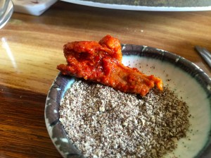 주물럭은 들깨가루에 묻혀 먹고